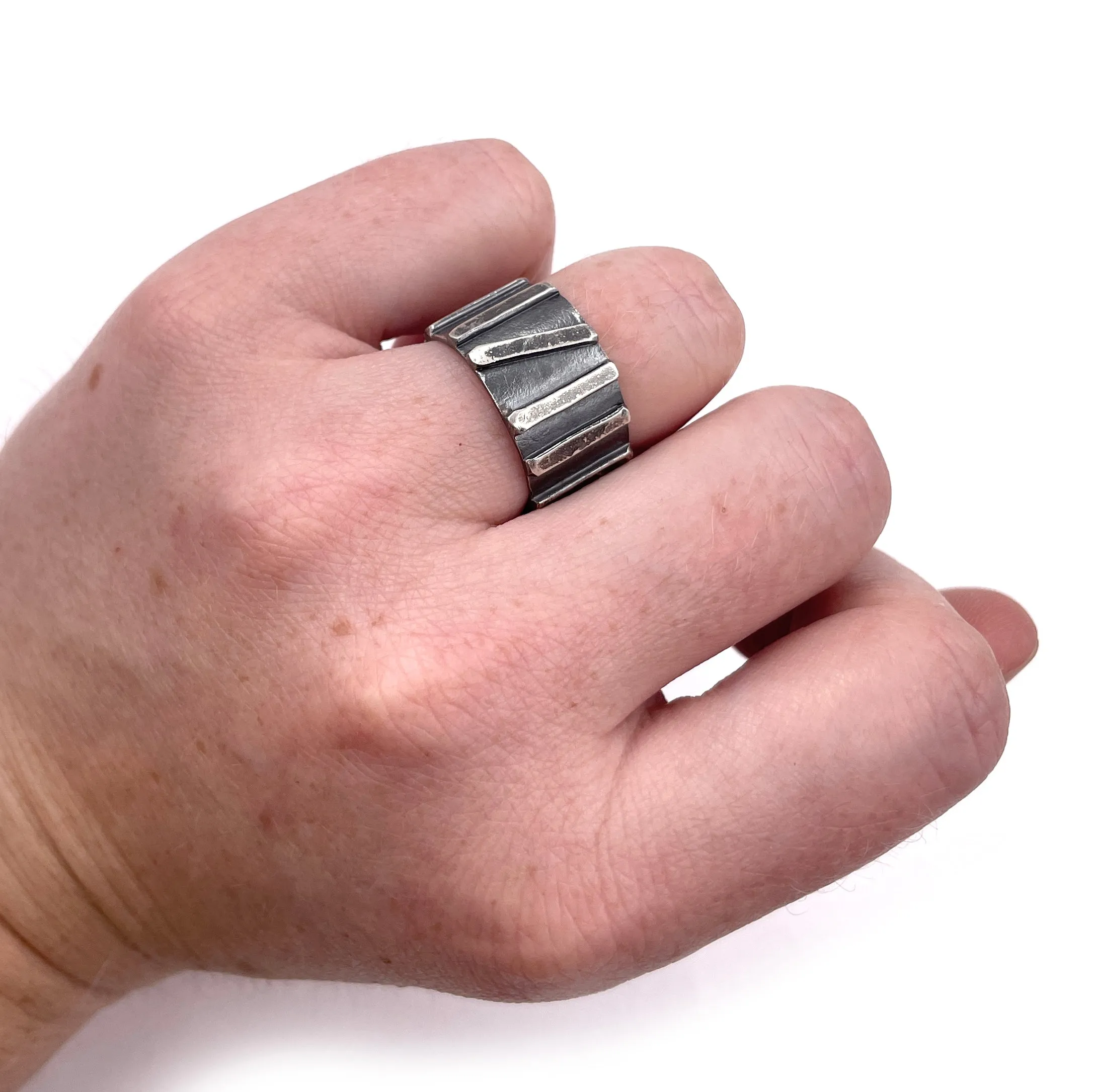 Wide Linear Patterned Ring